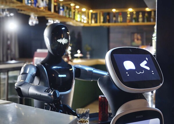 擎朗智能實現技術里程碑：人形機器人XMAN-R1與新一代KLEENBOT清潔系列聯袂亮相