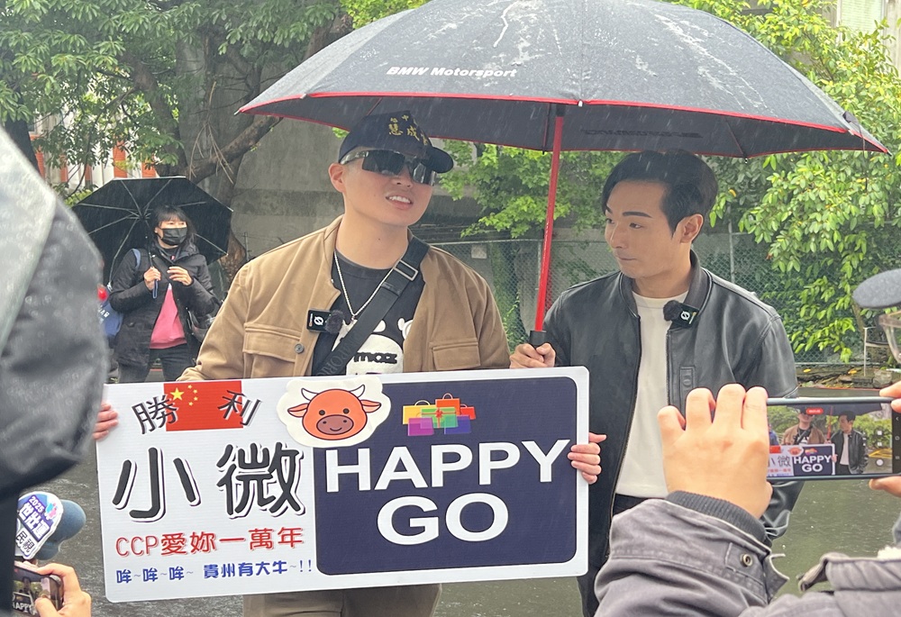 陸配小微預計本日離境 閩南郎、八炯現身手板送行 219 248250401a01