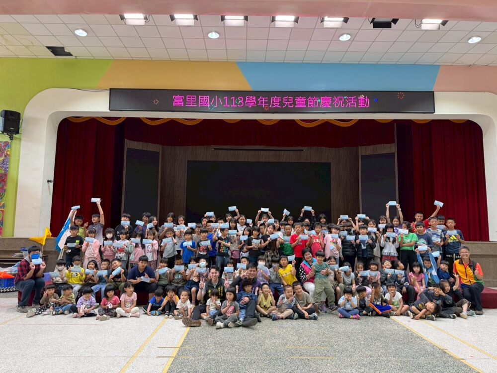 花蓮歡慶兒童節 張峻攜手議員前往60多所偏鄉校園送祝福 216 花蓮歡慶兒童節 張峻攜手議員前往60多所偏鄉校園送祝福 215