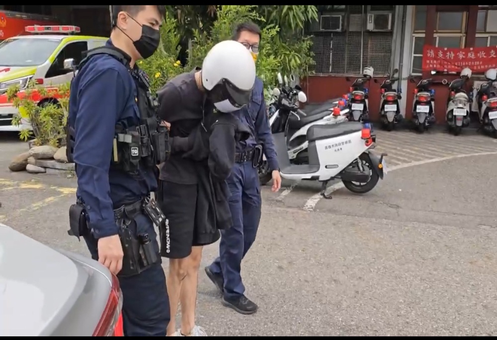 搶銀樓逃逸25萬金飾掉光光 笨賊狼狽落網 211 248250401a05
