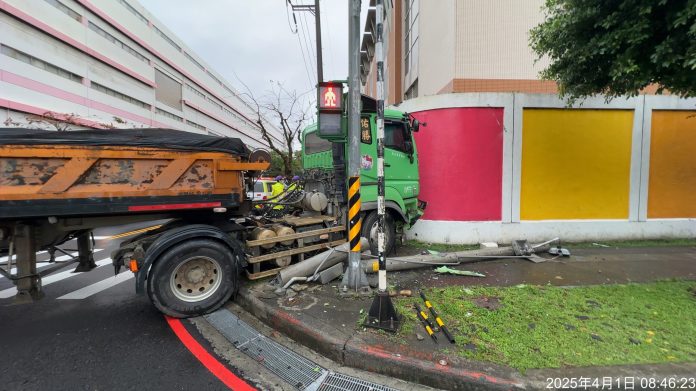 【有片】怎麼開的?砂石車駕駛路口直直撞 路燈桿當場斷裂 96 S 1739613460 scaled