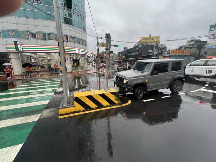 桃園自小客雨天自撞分隔島 疑未注意路況釀禍 58 2113324 0