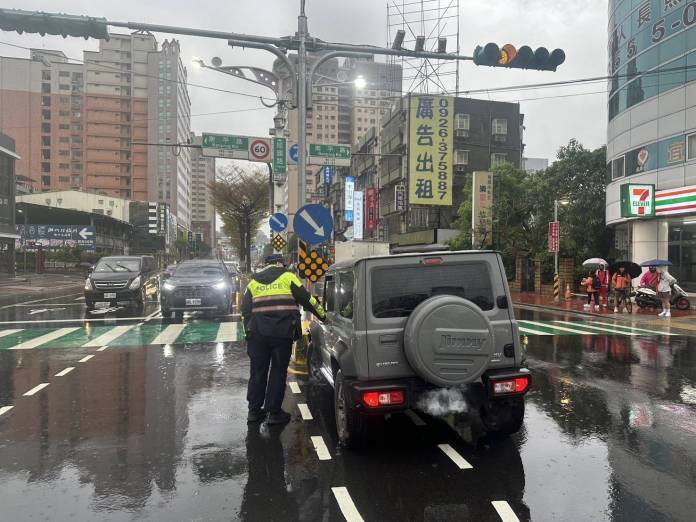 桃園自小客雨天自撞分隔島 疑未注意路況釀禍 59 2113322 0