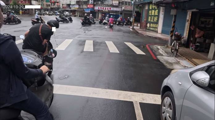 檢舉亂吐檳榔汁得720元獎金PO網 大家驚了:這能賺錢?! 71 292166 0