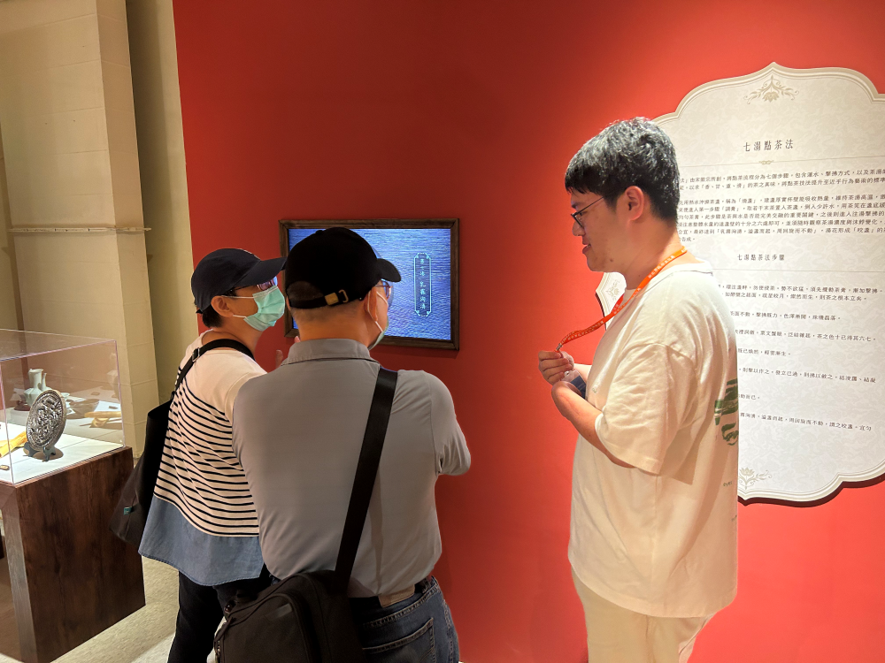 《圖說》113年參加新北市政府暑期工讀計畫的魏同學，在坪林茶業博物館為民眾進行導覽服務。〈青年局提供〉