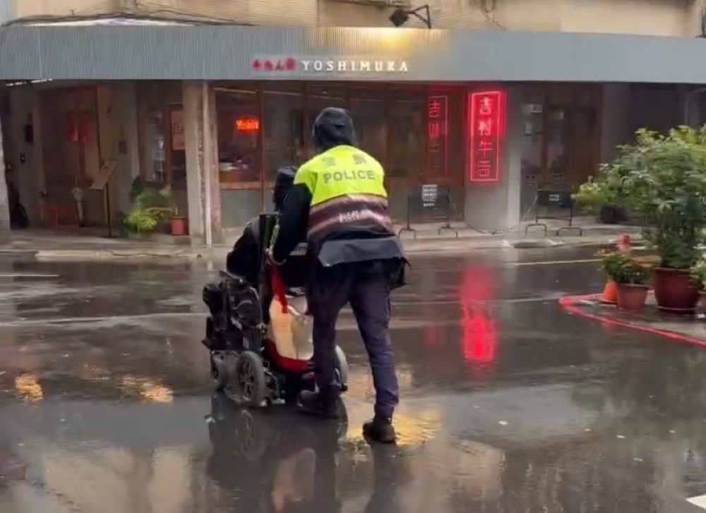 雨中推輪椅護送返家  板橋警暖心身障男足感心