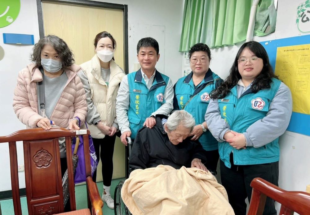 《圖說》臺北市榮服處榮欣志工團隊暖心專程護送97歲高齡獨居榮民劉伯伯入住彰化榮家。〈臺北市榮服處提供〉