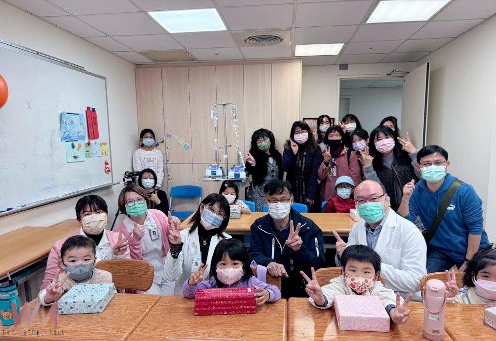 溫馨兒童節　中市教育局長暖心送愛 陪伴住院學生讀繪本、做娃娃