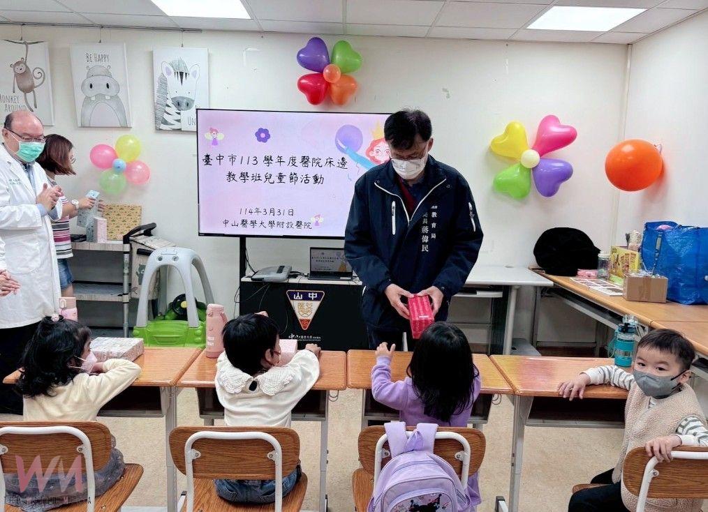 溫馨兒童節　中市教育局長暖心送愛 陪伴住院學生讀繪本、做娃娃 - https://www.watchmedia01.com