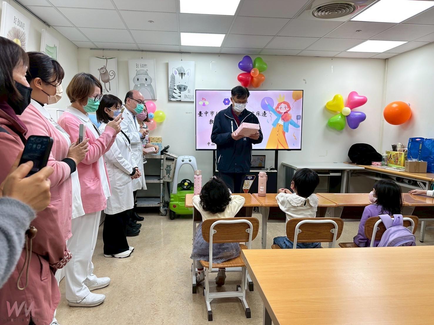 溫馨兒童節　中市教育局長暖心送愛 陪伴住院學生讀繪本、做娃娃 - https://www.watchmedia01.com