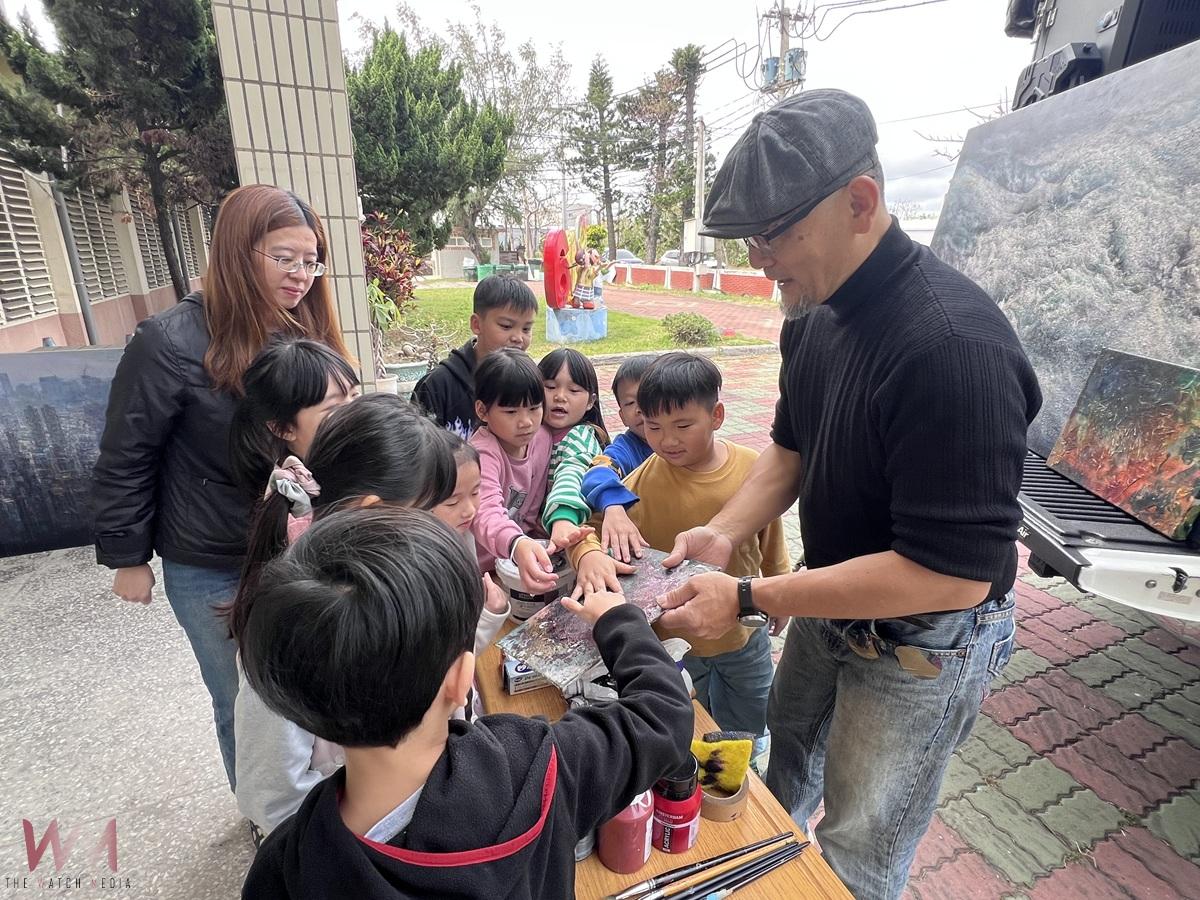 藝術走進校園!台西新興國小邀請藝術家現場作畫——「技」憶童顏 - https://www.watchmedia01.com