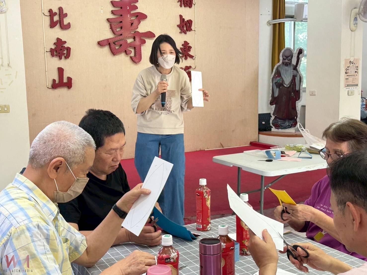 (有影片)/心花朵朵笑顏開 彰化榮家紙藝創作迎春 長輩樂在手作 - https://www.watchmedia01.com