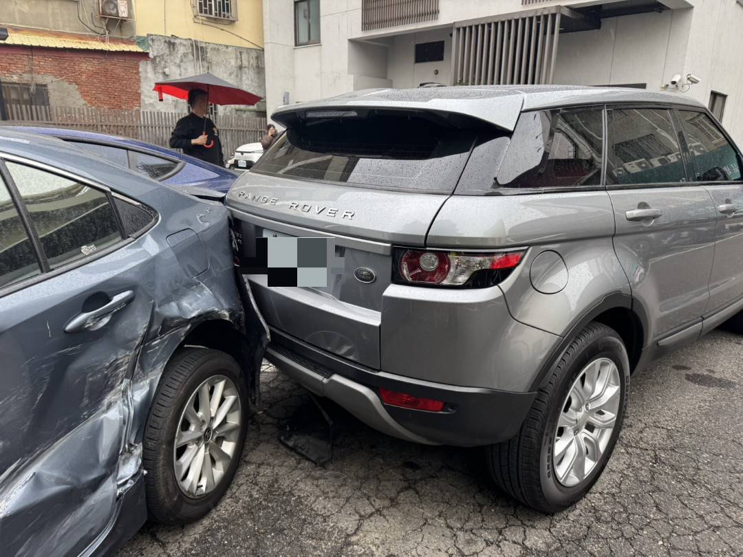 (有影片)/停車場怒撞事件!Land Rover車主疑不滿受阻 連撞兩車洩憤 - https://www.watchmedia01.com