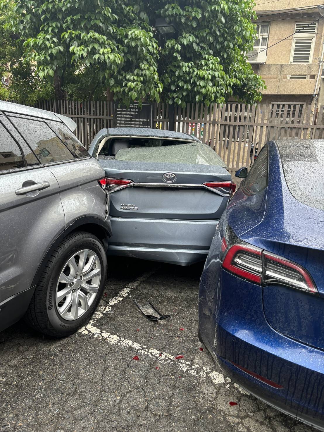 (有影片)/停車場怒撞事件!Land Rover車主疑不滿受阻 連撞兩車洩憤 - https://www.watchmedia01.com