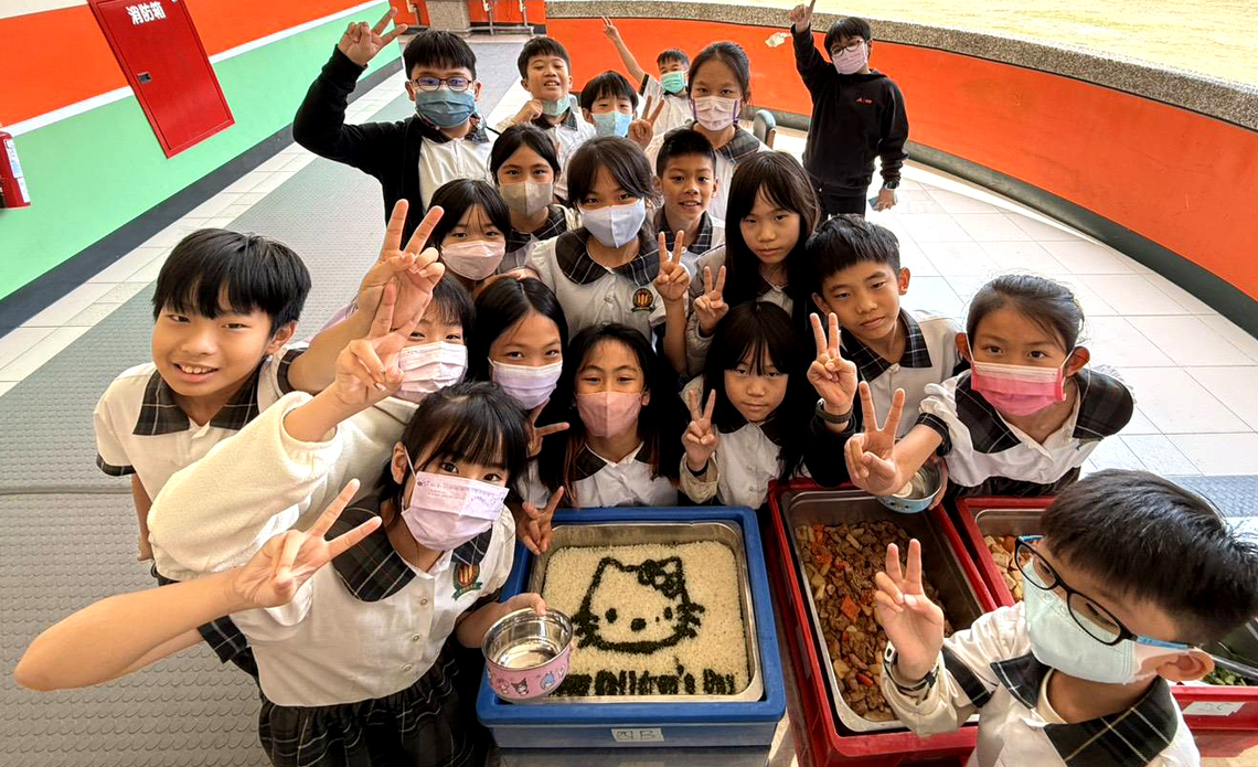 漾新聞|華藝附小結合科技美術設計AI午餐 米奇、凱蒂貓出現在白飯上 學生驚喜連連