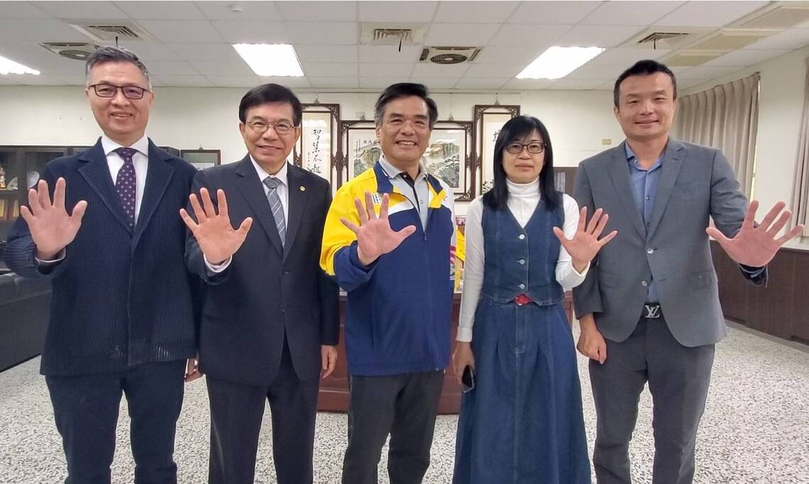 漾新聞|五福國中慶59表揚前交通部長王國材、12強國手黃子鵬等五傑出校友 金榜茶「包高中」意外爆紅