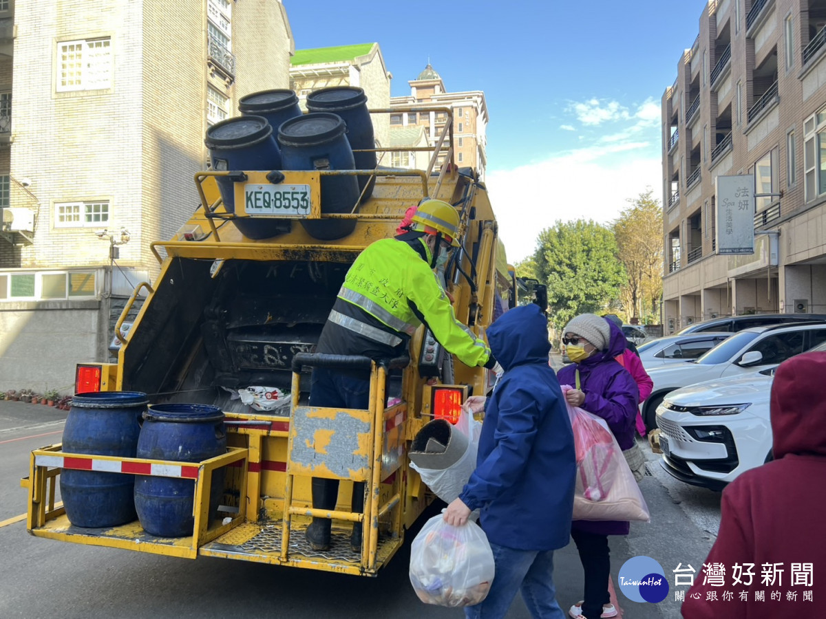 清明連假桃園垃圾收運不間斷,掃墓紙錢減量集中焚燒。