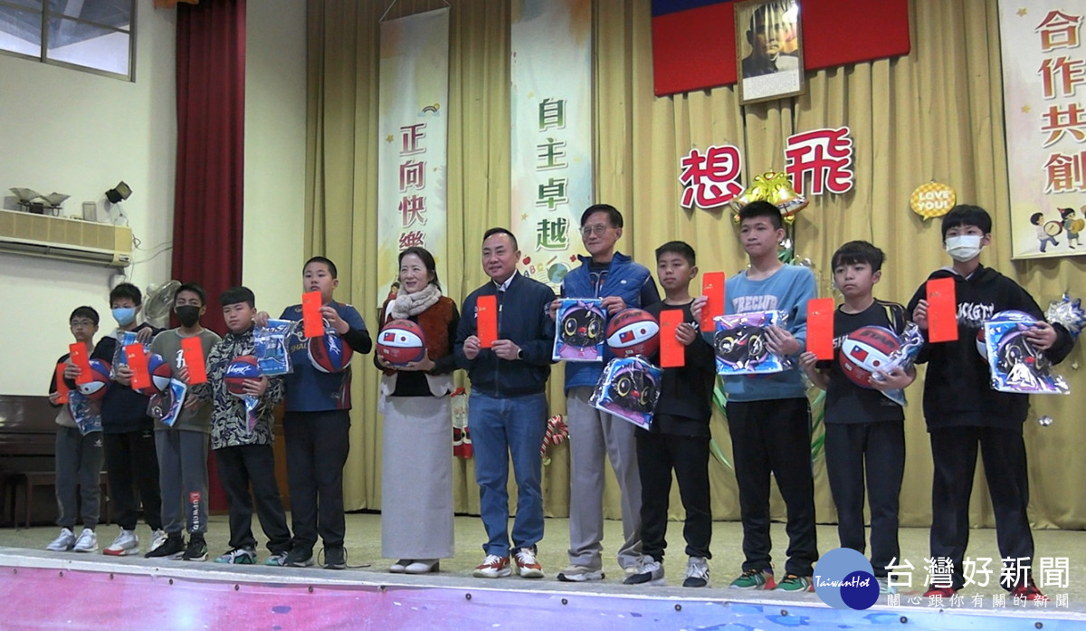 贈送黑豹籃球隊10位六年級即將畢業的同學每人1千元獎助學金。