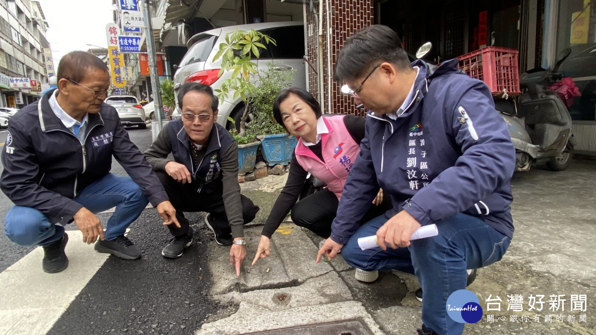立委楊瓊瓔與市議員賴朝國現勘潭子街水溝蓋板鋼筋裸露、鑄鐵鏽蝕情形。