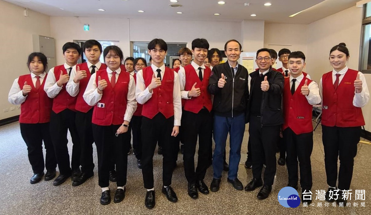 桃園市教育局長劉仲成與永平工商學生合影。