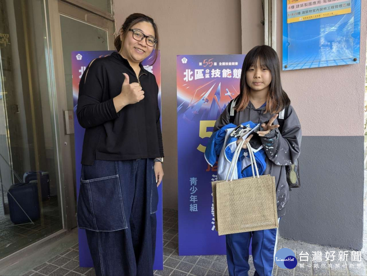 桃竹苗分署與瑞芳國中共同培訓的漆作職類選手張芷綺(右)，在本次青少年組漆作競賽中勇奪金牌，圖左為指導老師宋侑蓁。