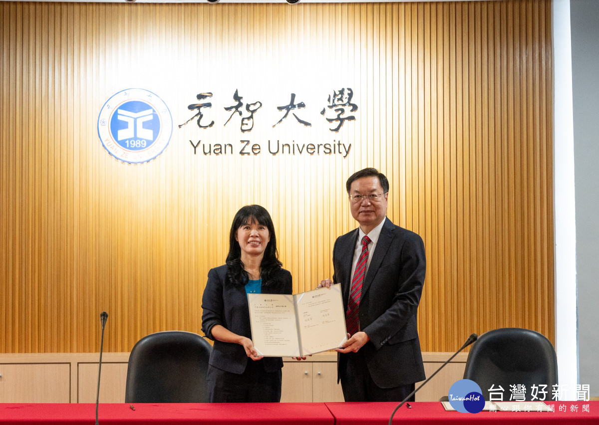 元智大學廖慶榮校長(右)與中強光電總經理林惠姿(左)共同簽署中強光電企
