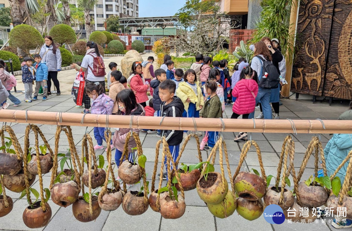 將使用完畢的椰子殼加工轉化成綠植容器，變身環保創意的兒童節禮物，還可幫家中及學校進行綠化佈置，一起友善環境、永續生活。