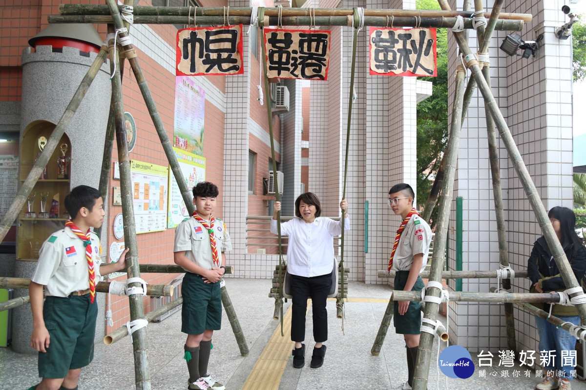 民生國中師生共同創作一本台語繪本—《幌韆鞦的上帝爺公》,今(2)日舉辦新書發表會,嘉義市長黃敏惠特別到場肯定指導老師及學生的用心與努力/林詩涵翻攝