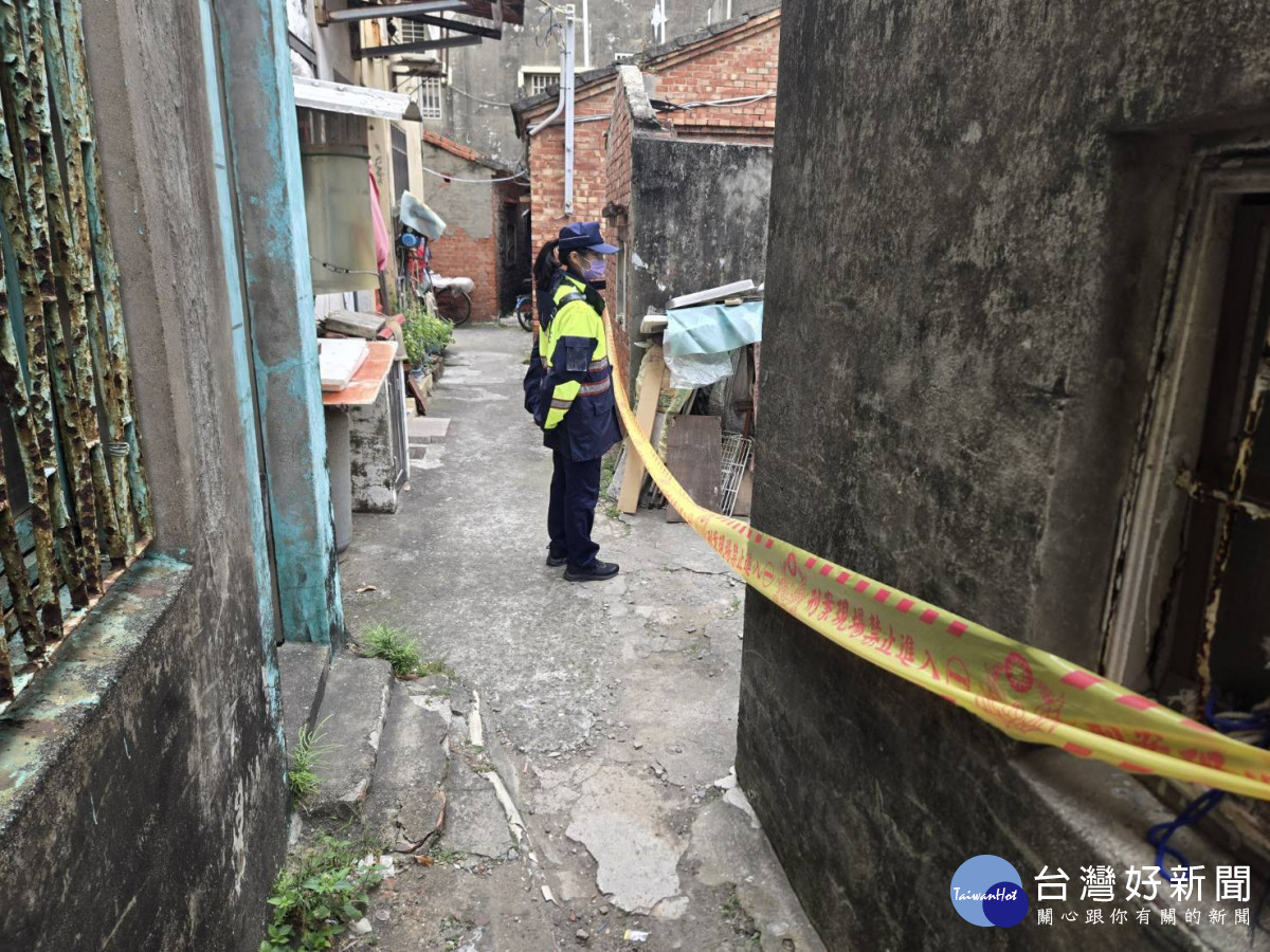 嘉義縣布袋鎮某廢棄民宅前紙箱內有名嬰兒，警、消到場發現男嬰已明顯死亡／警方提供