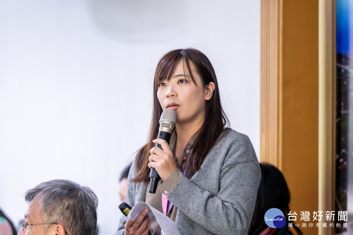 社會局科長簡報。