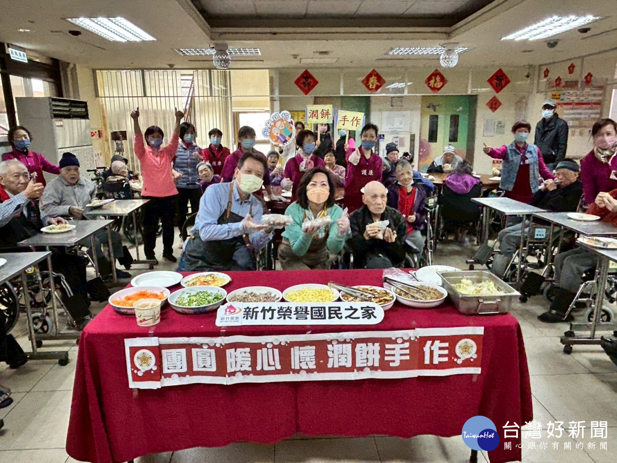 主任白恩惠(中)、副主任鍾翔宇(左一)及榮民楷模劉明芝(右一)與住民一起體驗包潤餅的樂趣。