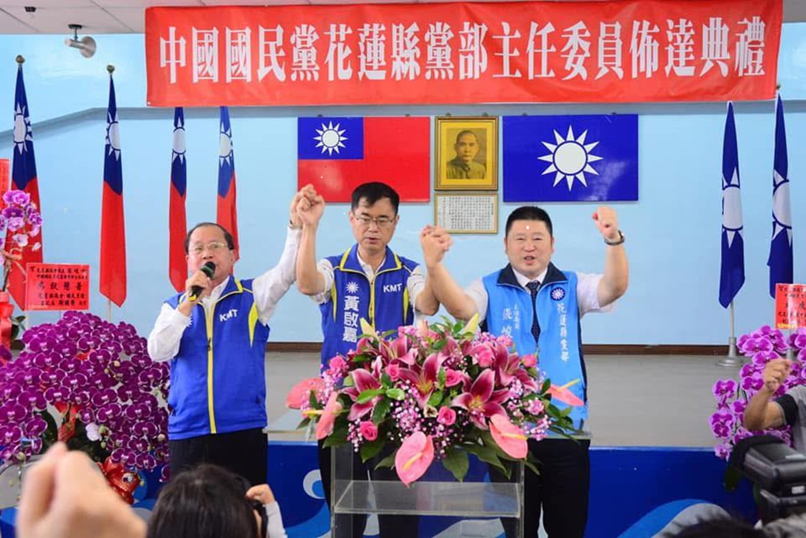 花蓮縣議長張峻(右)於2日在臉書PO曾任國民黨花蓮縣黨部主委的照片,正式宣布切割傅崐萁,支持罷免。翻攝張峻臉書