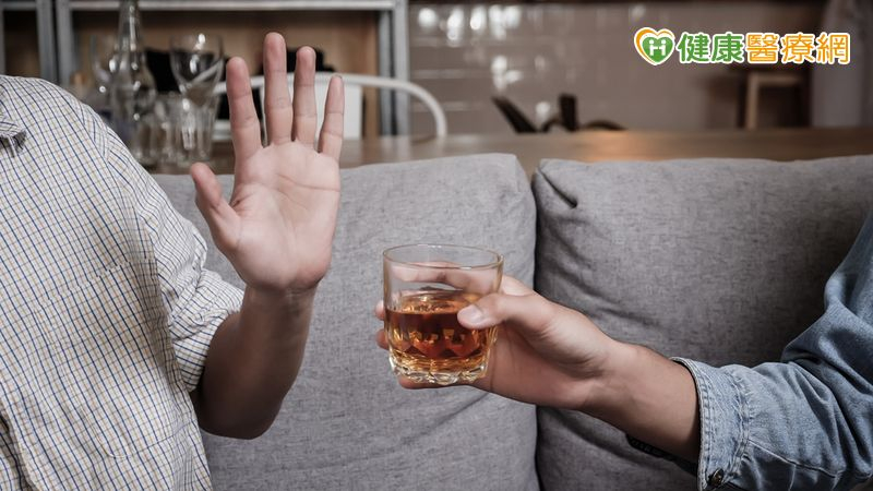 長期飲酒恐損傷大腦! 台灣研究:「神經絲輕鏈」可預測戒酒危機