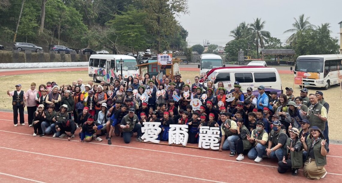 來義鄉幸福巴士再升級 企業捐贈小巴助學童返鄉就學