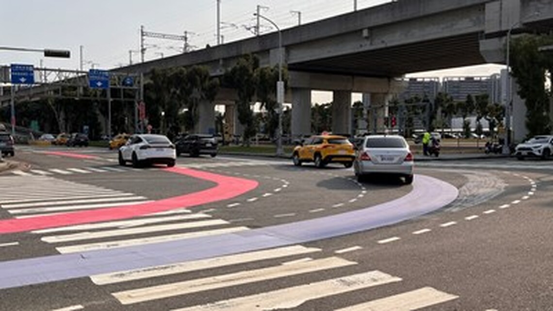 高鐵站區車道分流優化 中市交通局:跟著彩色標線走就對了!