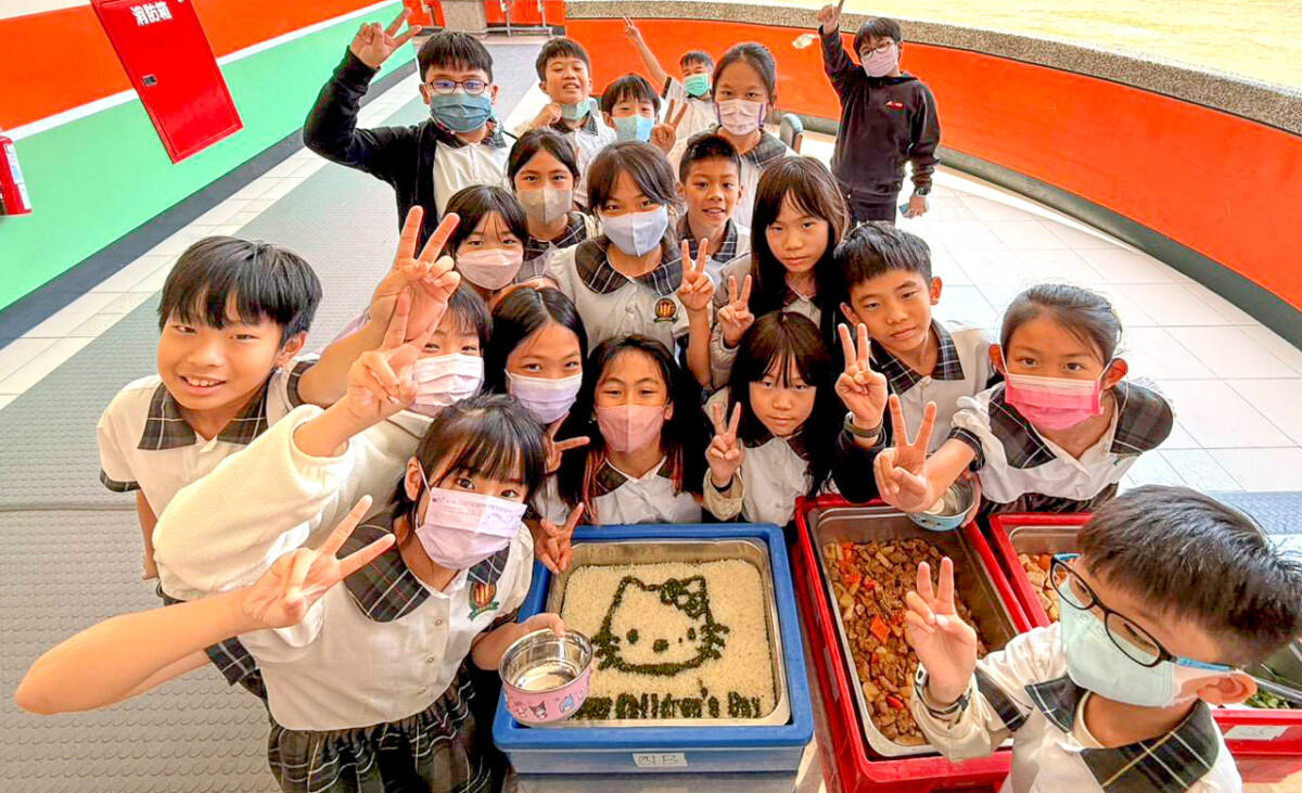 ▲「AI創意午餐」讓全班同學超級驚喜,AI課程學習也能在生活上讓大家如此驚喜。(圖/中華藝校提供)