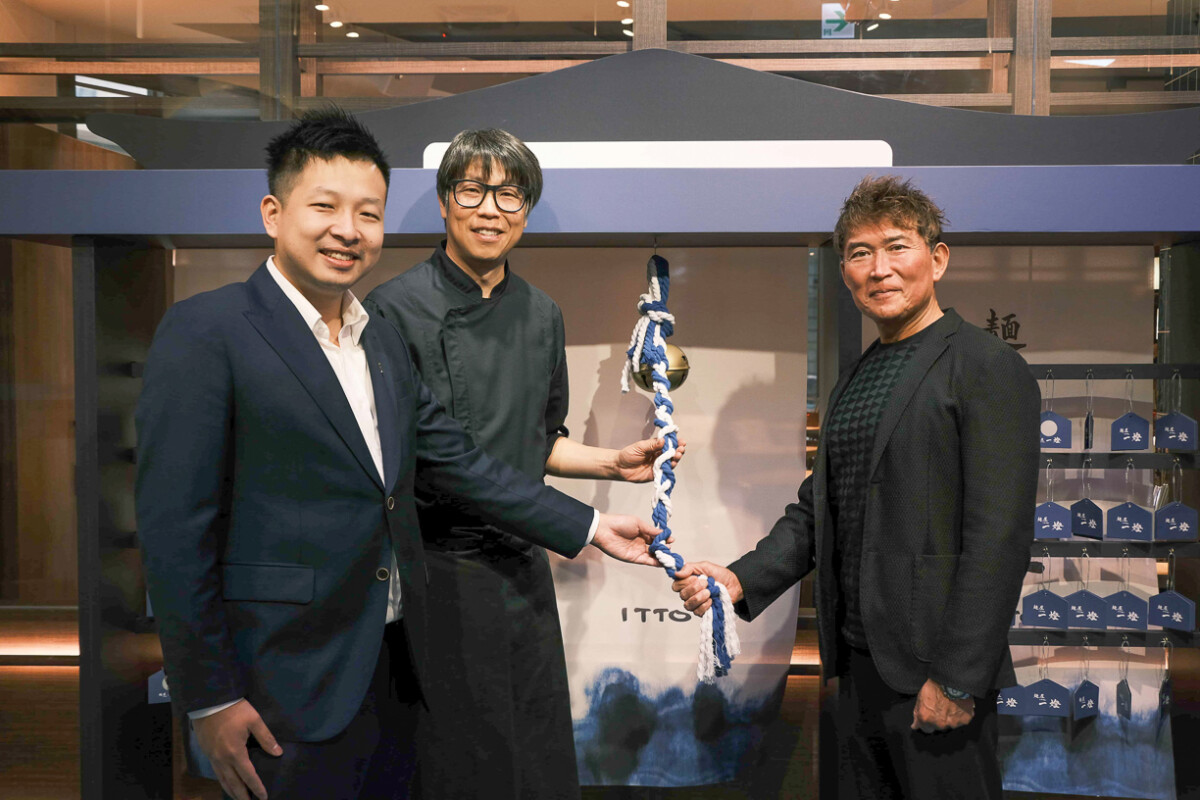 ▲麵屋一燈坂本幸彥社長(右起)、主廚陳之穎與台灣團隊主理人賴三禹齊聚敲響神社祈福鈴,共同為高雄夢時代店揭開序幕。(圖/麵屋一燈提供)
