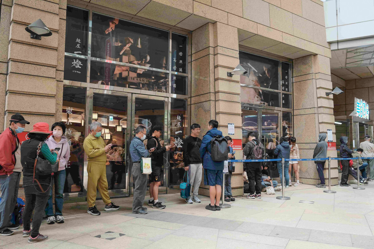 ▲麵屋一燈高雄夢時代店開幕前也特別舉行社長見面會，坂本幸彥社長親自送上好禮回饋拉麵迷，引發大量民眾搶排，現場氣氛熱烈。（圖/麵屋一燈提供）