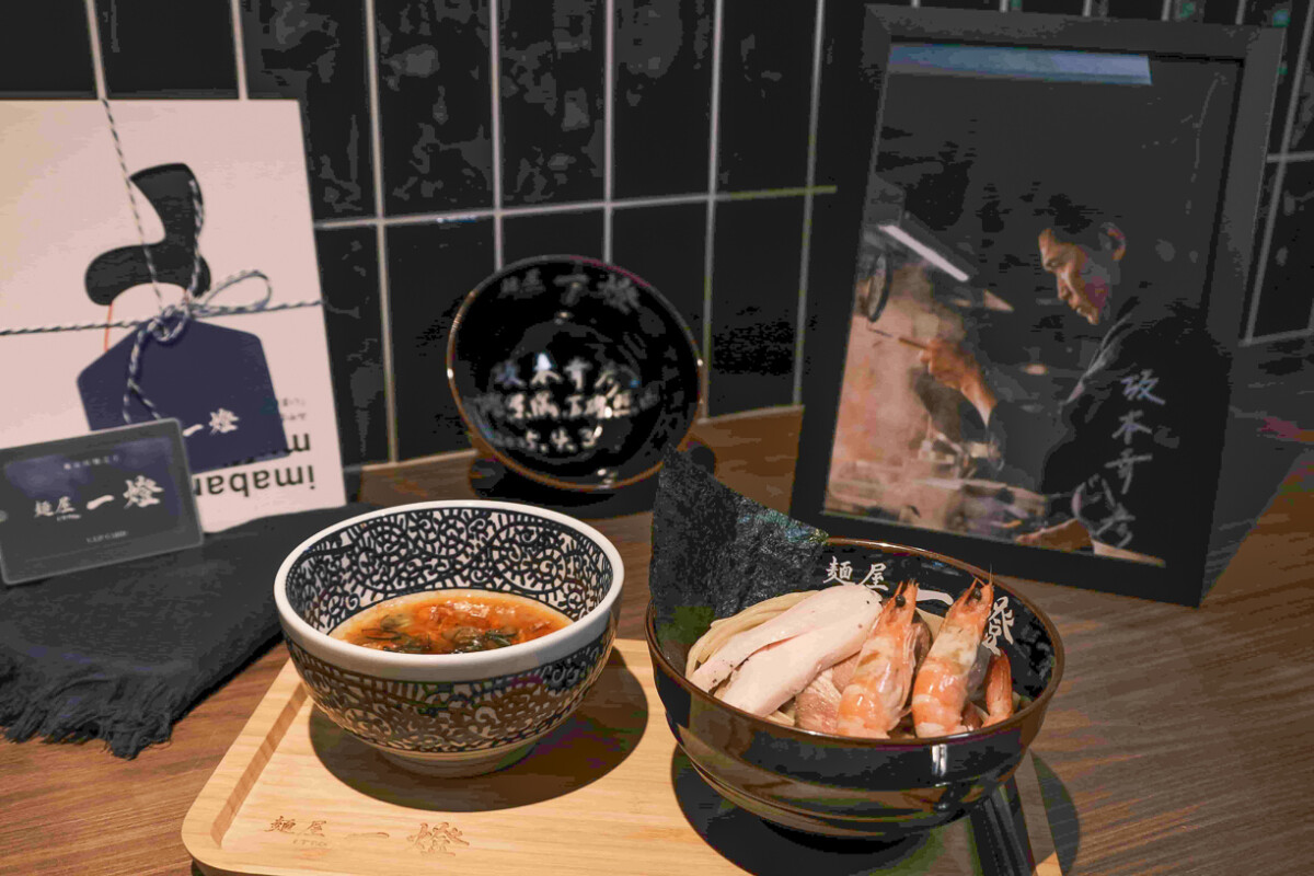▲高雄夢時代店限定逸品—「濃厚海老沾麵」(定價328)，以胭脂蝦蝦油、櫻花蝦與赤蝦粉交織出極致鮮味，搭配白蝦、雞肉叉燒與炙燒豬叉燒，呈現層次豐富的海陸饗宴。（圖/麵屋一燈提供）