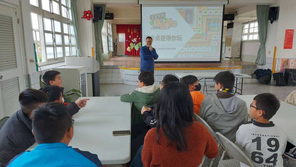 ▲灃食團隊親自帶領，向學生介紹永續餐桌理念，並引導體驗「平衡地球美食家」桌遊。（記者林明佑翻攝）