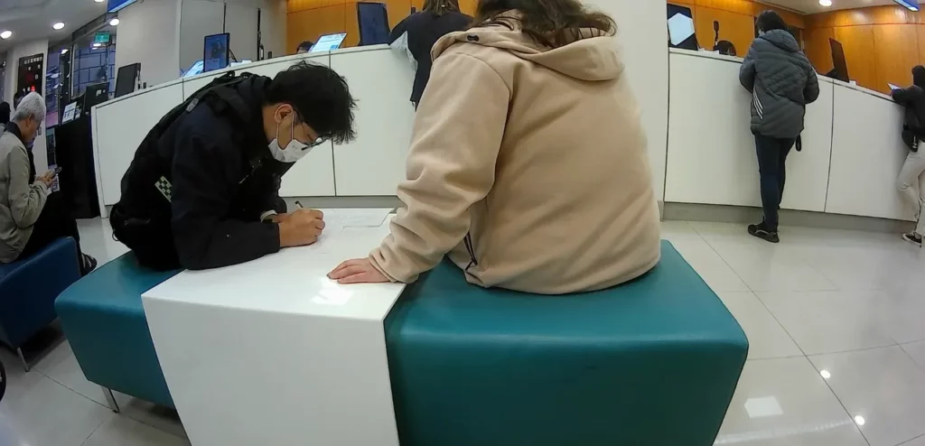 女子同樣掉入假投資詐騙陷阱,當她到銀行臨櫃提領現金時,向行員表示資金將用於投資由網友推薦的虛擬貨幣,富邦銀行李姓經理察覺異常,立即通報警方