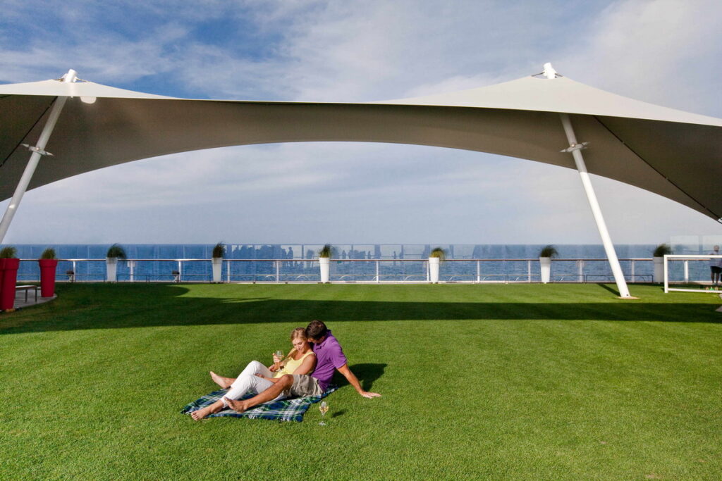 名人極致號的海上綠野天然草地The Lawn Club，可盡情欣賞無盡海景。（名人郵輪提供）
