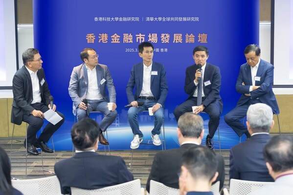 圓桌論壇環節,由WeLab銀行董事局主席、前香港財庫局局長、前科大商學院院長陳家強教授(左一)主持,講者包括滴灌通集團創始人、滴灌通澳門金融資產交易所主席李小加先生(右一)、水滴公司創始人兼CEO沈鵬先生(中)、中信證券股份有限公司執行委員兼中信里昂董事長及首席執行官李春波先生(右二),以及德意志銀行香港區首席執行官兼德銀亞洲投資銀行主席黎敬之先生(左二) 圓桌論壇環節,由WeLab銀行董事局主席、前香港財庫局局長、前科大商學院院長陳家強教授(左一)主持,講者包括滴灌通集團創始人、滴灌通澳門金融資產交易所主席李小加先生(右一)、水滴公司創始人兼CEO沈鵬先生(中)、中信證券股份有限公司執行委員兼中信里昂董事長及首席執行官李春波先生(右二),以及德意志銀行香港區首席執行官兼德銀亞洲投資銀行主席黎敬之先生(左二)