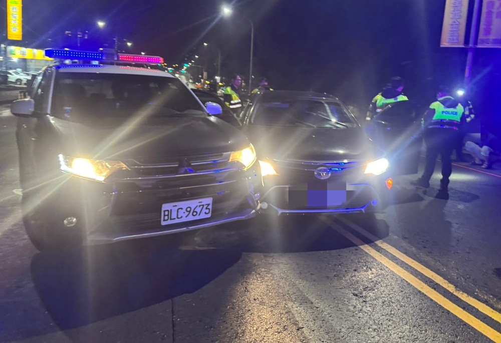 毒鴛鴦拒檢狂飆 警圍捕通緝犯起獲安毒喪屍煙彈 188 248250402a08
