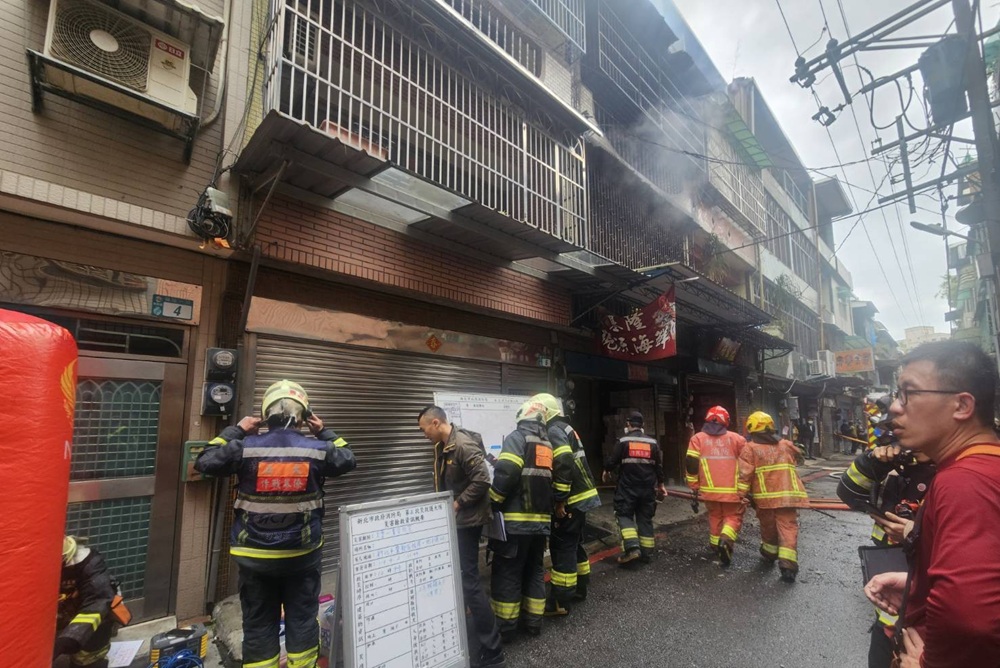 公寓火警母女雙亡 獨自下樓夫是否涉及縱火警釐清中 208 cnews204250402a04