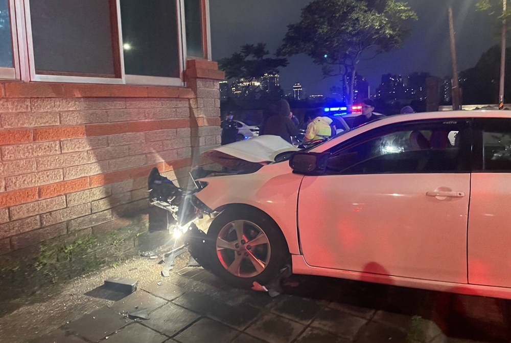 開車載同事購物 17歲無照男違規拼命逃警鳴4槍制止 215 cnews204250402a07