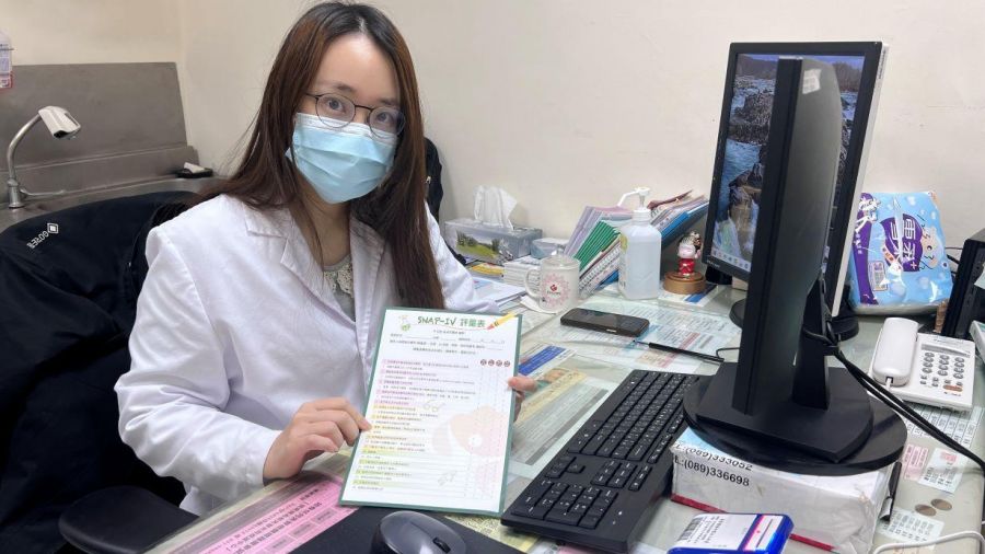 孩子故意搗蛋愛插話！醫師可能是ADHD症狀建議儘早評估治療