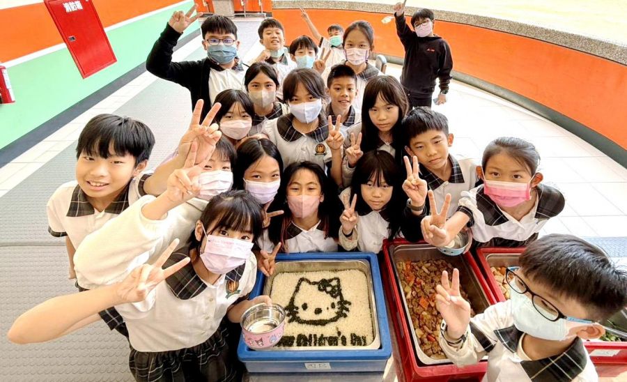 雙語閱讀與AI攜手創意 華藝附小學生最幸福的兒童節