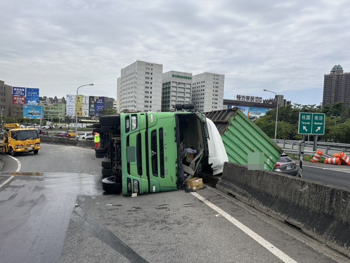 疑操作不當 貨櫃車國道入口側翻撞護欄 60 S 15065131 0