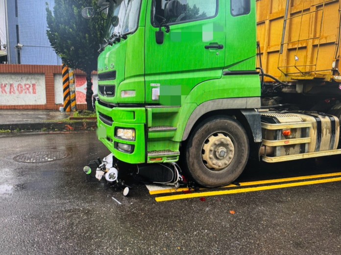 【有片】擠不進待轉區!他「改停這」慘遭曳引車撞倒 驚險畫面曝 93 S 12853362 0